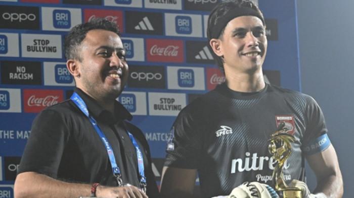 TINGGALKAN BORNEO FC- Nadeo Argawinata (kanan) saat dinobatkan jadi kiper terbaik Super League musim lalu. Simak update bursa transfer Super League, Nadeo Argawinata tinggalkan Borneo FC dan memilih gabung ke Persija Jakarta. (Istimewa/Borneo FC)