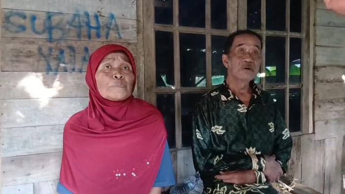 DUDUK - Munarti (65) bersama suaminya, Muhroji (73), warga Dusun Rejowinangun, Desa Pledokan, Kecamatan Sumowono, Kabupaten Semarang, duduk di depan rumah, Rabu (22/7/2026).