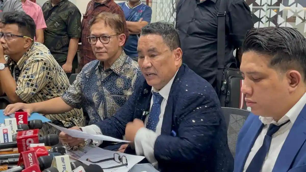 PERNYATAAN HOTMAN - Kuasa hukum eks Jampidsus Febrie Adriansyah, Hotman Paris Hutapea (tengah) dan Farizi (kiri) usai dampingi kliennya jalani pemeriksaan sebagai tersangka kasus korupsi dan TPPU PT Asabri di Gedung Jampidsus Kejagung, Jumat (17/7/2026).