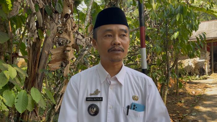DATANGI RUMAH AR - Kepala Desa Sukaharja, Kecamatan Rajadesa, Kabupaten Ciamis, Jawa Barat, Abdul Mutolib (baju putih), tidak tidak menyangka salah seorang warganya itu harus diamankan Tim Densus 88 Antiteror Polri karena diduga terlibat dalam tindak pidana terorisme. Ia mendatangi rumah AR dan bertemu ayahnya, Rabu (22/7/2026).