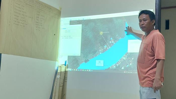 KARANGAN MENJAGA MANGROVE - Ketua Kelompok Konservasi Mangrove Kampung Karangan, Zubair, saat menunjukkan kawasan mangrove yang akan dilindungi pemerintah dan warga kampung. Warga Kampung Karangan, Kecamatan Biatan, Kabupaten Berau, Kalimantan Timur berkomitmen menjaga ekosistem mangrove tetap lestari sampai anak cucu mereka.