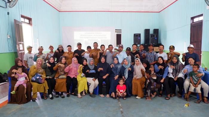 KARANGAN MENJAGA MANGROVE - Pemerintah dan warga Kampung Karangan, Kecamatan Biatan, Kabupaten Berau, Kalimantan Timur saat menetapkan Kawasan Pengelolaan Mangrove Kampung. Mereka berkomitmen menjaga ekosistem mangrove tetap lestari.