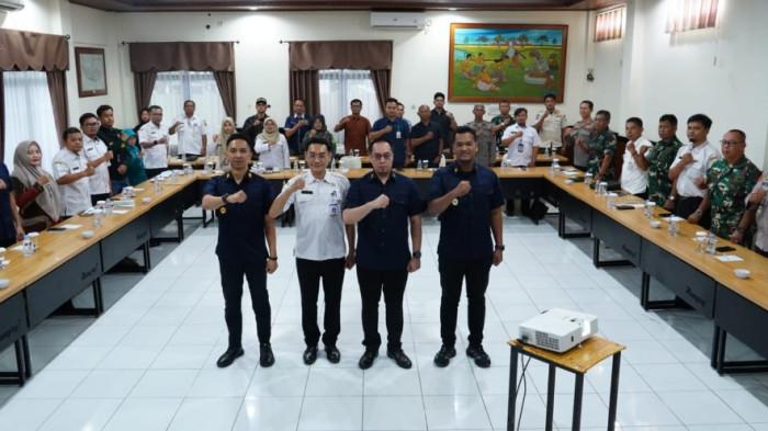 Kantor Imigrasi Kelas I TPI Surakarta terus memperkuat sinergi pengawasan terhadap keberadaan dan aktivitas warga negara asing (WNA) melalui Rapat Tim Pengawasan Orang Asing (TIMPORA) Kabupaten Klaten yang diselenggarakan di New Merapi Resto, Kabupaten Klaten, Rabu (22/7/2026).
