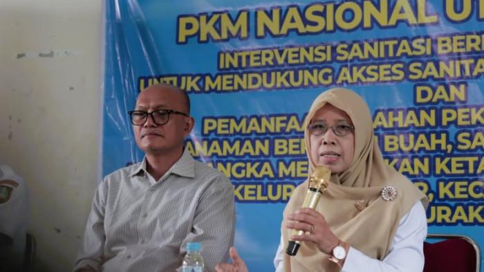 Acara dibuka dengan sambutan dari Purwanti, S.K.M., M.Kes., Asisten Pemerintahan dan Kesejahteraan Rakyat (Asisten I) Sekretariat Daerah Kota Surakarta. Beliau mengapresiasi kontribusi Universitas Terbuka yang menghadirkan program pengabdian sesuai dengan kebutuhan masyarakat, khususnya dalam peningkatan kualitas sanitasi lingkungan dan penguatan ketahanan pangan keluarga.