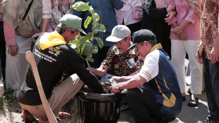 Melalui kegiatan ini, masyarakat didorong untuk mengoptimalkan lahan yang tersedia di sekitar rumah agar lebih produktif, sehingga mampu mendukung ketahanan pangan keluarga, meningkatkan konsumsi pangan bergizi, sekaligus memperkuat kemandirian rumah tangga.