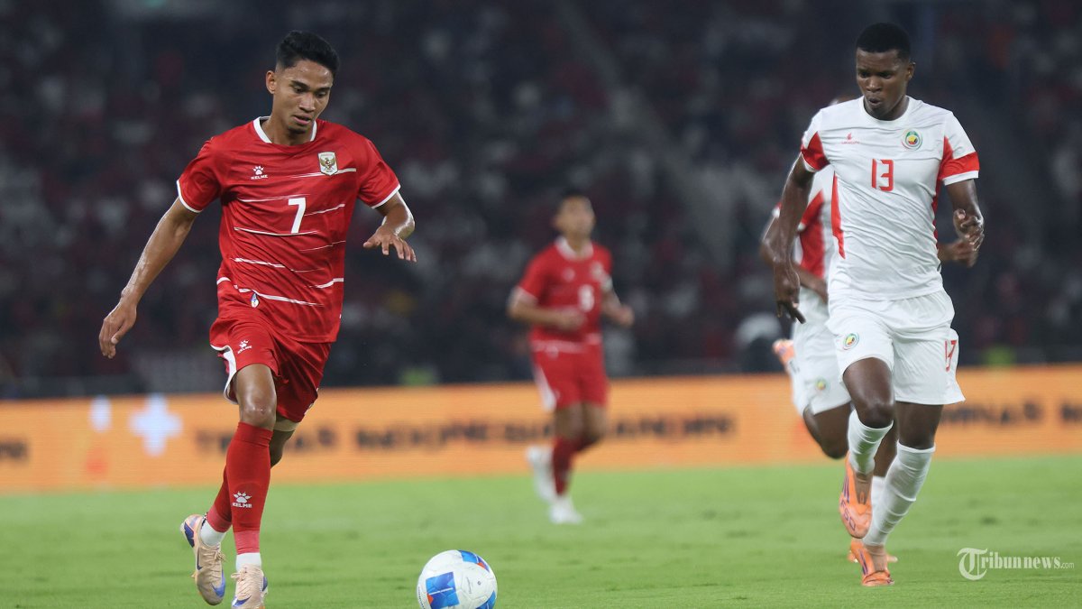 MENANG TIPIS - Pesepak bola Timnas Indonesia berebut bola dengan pesepak bola Timnas Mozambik dalam laga FIFA Matchday di Stadion Utama Gelora Bung Karno (SUGBK), Senayan, Jakarta, Selasa (9/6/2026). Timnas Indonesia mengalahkan Mozambik dengan skor akhir 1-0. Tribunnews/Jeprima