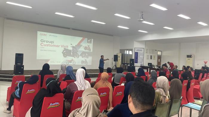 COMPANY VISIT - Group Customer Supervisor Asmo Sulsel, Syarif Hidayatullah bawakan sesi product knowledge saat company visit ke PT Indofood Sukses Makmur Tbk Cabang Makassar, Jl Kima 10, Makassar, Selasa (21/7/2026). Company visit menjadi salah satu cara untuk mendekatkan Honda kepada kalangan perusahaan.
