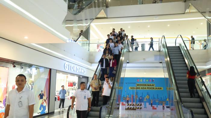 BAHAGIA - Gubernur Sulawesi Utara (Sulut) Yulius Selvanus Komaling (YSK) bersama Ketua TP PKK Sulut Anik Yulius Selvanus menghadiri Gala Premiere film Free Wifi di XXI Manado Town Square (Mantos) 3, Rabu (22/7/2026)