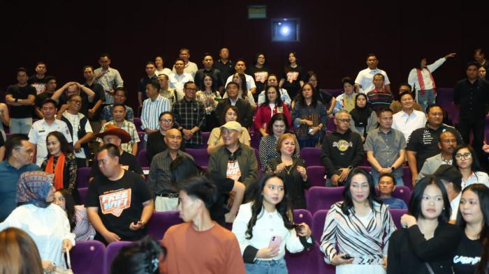 BAHAGIA - Gubernur Sulawesi Utara (Sulut) Yulius Selvanus Komaling (YSK) bersama Ketua TP PKK Sulut Anik Yulius Selvanus menghadiri Gala Premiere film Free Wifi di XXI Manado Town Square (Mantos) 3, Rabu (22/7/2026)
