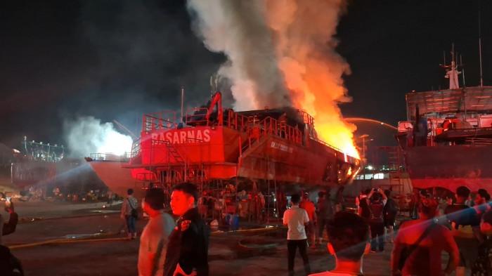 KEBAKARAN KAPAL - Kapal milik Badan Nasional Pencarian dan Pertolongan (Basarnas) terbakar di galangan kapal Pelabuhan Muara Baru, Penjaringan, Jakarta Utara, Rabu (22/7/2026) malam.