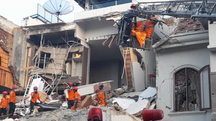 KORBAN RUMAH MELEDAK - Menjelang petang, di hari kedua pencarian korban ledakan rumah di Komplek Grand Polonia, Medan, membuahkan hasil. Sekitar pukul 18.00 WIB tim SAR gabungan akhirnya berhasil menemukan korban terakhir.