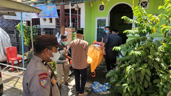 EVAKUASI JENAZAH - Petugas Satreskrim Polresta Padang bersama Tim Inafis mengevakuasi jenazah seorang wanita berinisial E (71) dari dalam rumahnya di Komplek Cendana, Kelurahan Mata Air, Kecamatan Padang Selatan, Kota Padang, Rabu (22/7/2026). Korban ditemukan meninggal dunia dalam kondisi membusuk setelah warga mencium aroma menyengat dari rumahnya selama beberapa hari terakhir.