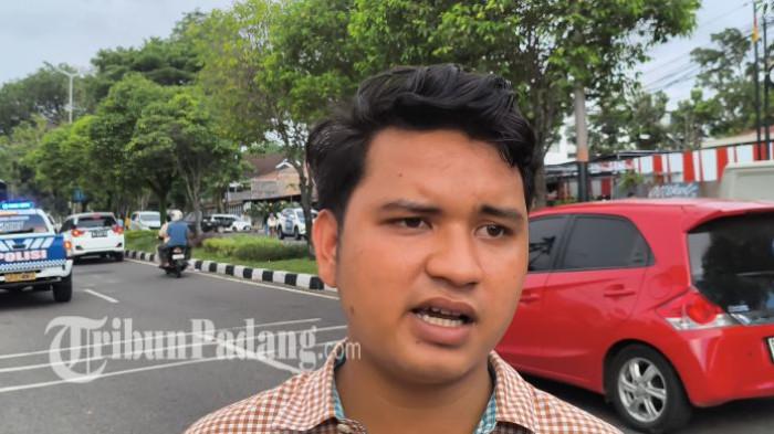 AKSI DEMONSTRASI - Koordinator Aksi dari Gerakan Masyarakat Muda Sumatera Barat, Muhammad Rifadli saat memberikan keterangan di depan Kantor Kejati Sumbar, Rabu (22/7/2026). Pihaknya menilai Kajati Sumbar arogan atas dugaan penjemputan paksa peserta aksi, intimidasi dan bersikap arogan.