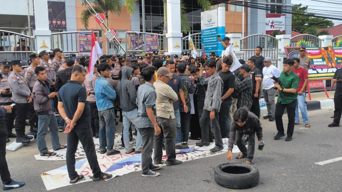 PERAMPOKAN DI PADANG- Lokasi perampokan di sebuah tempat usaha di Jalan Abdul Muis No. 4C, Kelurahan Jati Baru, Kecamatan Padang Timur, Kota Padang, Sumatera Barat, Rabu (22/7/2026). Polisi telah melakukan olah tempat kejadian perkara (TKP) dan mengumpulkan keterangan saksi untuk mengungkap pelaku.