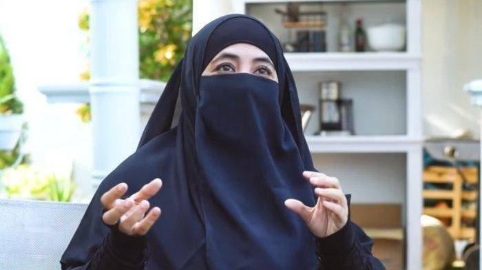 Air mata Umi Pipik tak terbendung saat menyaksikan momen bahagia Nathalie Holscher dan Arief Fadli atau Aripat resmi menjadi pasangan suami istri.