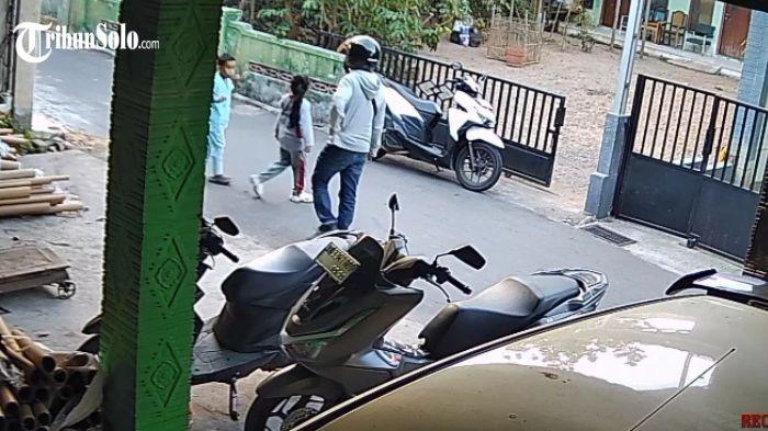 AKSI JAMBRET - Pelaku jambret saat melancarkan aksinya di kampung Gudang Kapuk Kelurahan Siswodupuran, Kecamatan Boyolali, Rabu (22/7/2026). Dalam kejadian tersebut, kalung liontin emas milik korban seberat sekitar 3,5 gram dengan nilai kerugian mencapai Rp 4,5 juta dibawa kabur pelaku.