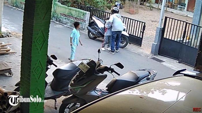 AKSI JAMBRET - Pelaku jambret saat melancarkan aksinya