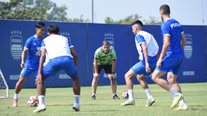 MENGAWASI - Pelatih Persib Igor Tolic mengawasi para pemain Persib dalam latihan di Lapangan Pendamping Gelora Bandung Lautan Api (GBLA), Kota Bandung.
