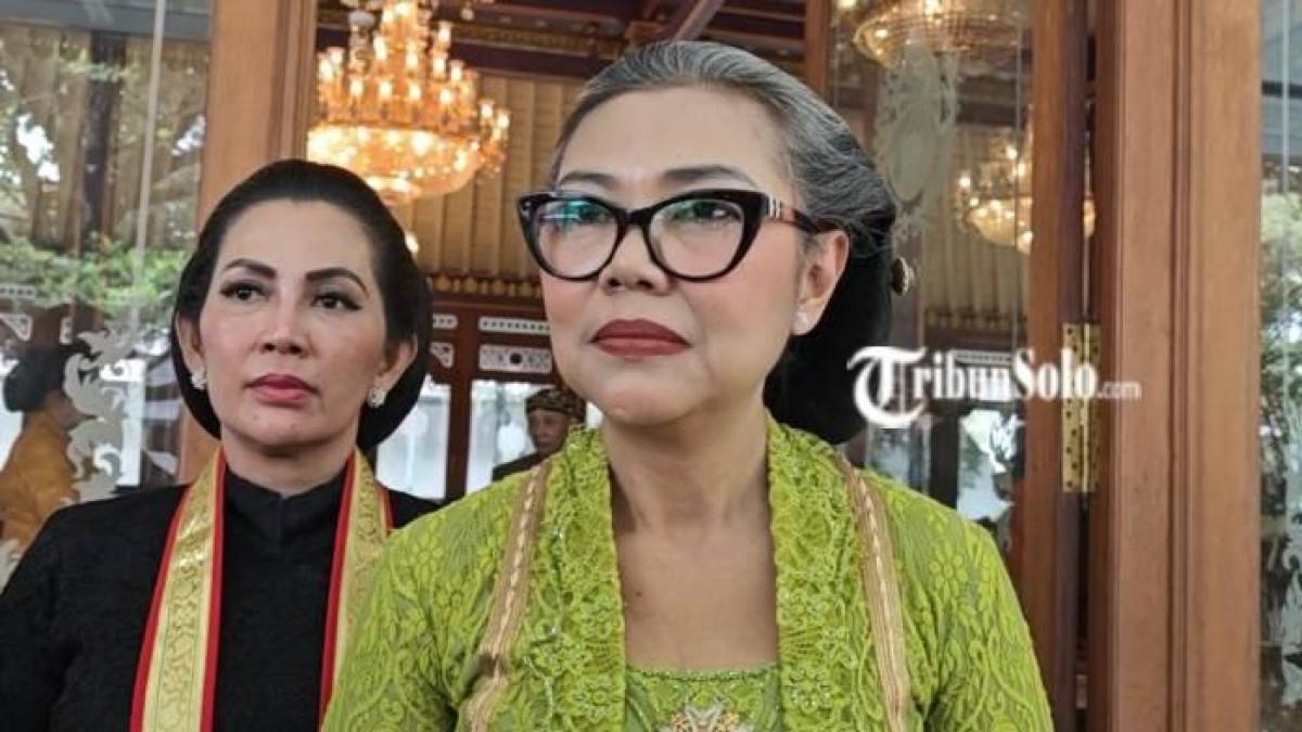 SIAP AUDIT - Pengageng Sasana Wilapa PB XIV Purboyo GKRP Timoer Rumbay Kusuma Dewayani ditemui belum lama ini. Ia mempersilakan lembaga independen untuk mengaudit dana hibah pemerintah yang disebut-sebut mengalir ke rekening pribadi mendiang Sinuhun Pakubuwono XIII.