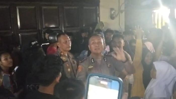 PELECEHAN- Masyarakat geruduk rumah diduga seorang guru
