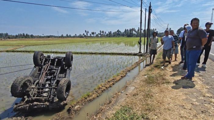 LAKA LANTAS - Minibus Jeep terjun ke areal persawahan