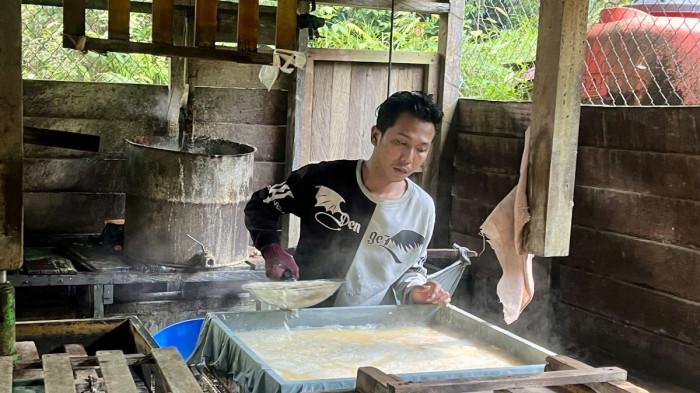 PENJUALAN TAHU TURUN - Proses pembuatan tahu oleh Arul, di rumah produksinya yang berlokasi di Ujoh Bilang, Kamis (23/07/2026). Penjualan tahu di Mahakam Ulu menurun dalam beberapa bulan terakhir akibat melemahnya daya beli masyarakat. 