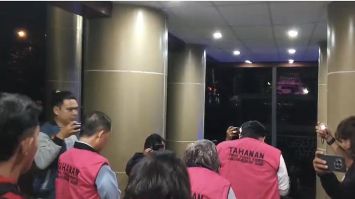 DITAHAN - Kejaksaan Negeri (Kejari) Kepulauan Talaud, Sulawesi Utara, menahan empat tersangka dalam kasus dugaan tindak pidana korupsi pengadaan lahan untuk pembangunan Stasiun Pengisian Bahan Bakar Umum (SPBU) Melonguane. Mereka resmi ditahan pada Rabu (22/7/2026), malam.