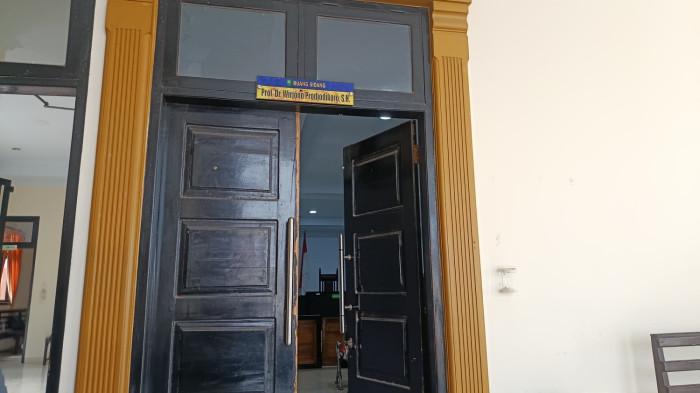 KASUS KORUPSI -- Suasana di luar ruang sidang di Pengadilan Tipikor Gorontalo, Kamis (23/7/2026). Muksin Badar menjalani sidang putusan hari ini. (Sumber Foto: TribunGorontalo.com/Jefri Potabuga)