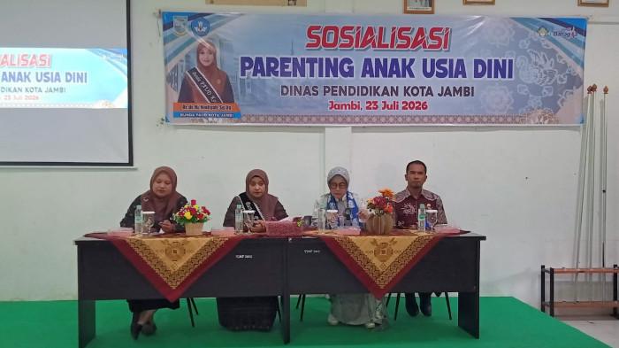Bunda PAUD Kota Jambi, Dr.dr.Hj. Nadiyah, S.Pog, secara resmi membuka kegiatan Parenting yang diselenggarakan Dinas Pendidikan Kota Jambi di TK Islam Al-Falah 2, Kamis (23/7/2026).