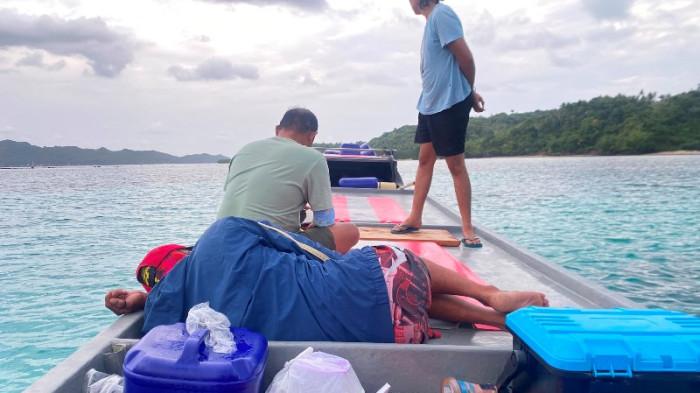 DICEGAT - Sebuah perahu jenis longboat dicegat aparat Polres Sitaro di perairan Kampung Balirangeng, Kecamatan Siau Timur Selatan, Kabupaten Kepulauan Siau Tagulandang Biaro (Sitaro), pada Rabu (22/7/2026). Pasalnya perahu longboat tersebut diduga mengangkut bahan kimia berbahaya jenis sianida (CN).