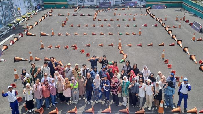 FOTO BERSAMA -  Sebanyak 50 warga mengikuti pelatihan safety riding yang digelar Astra Motor Yogyakarta bersama Yayasan Putik Indonesia Berkarya (YPIB).
