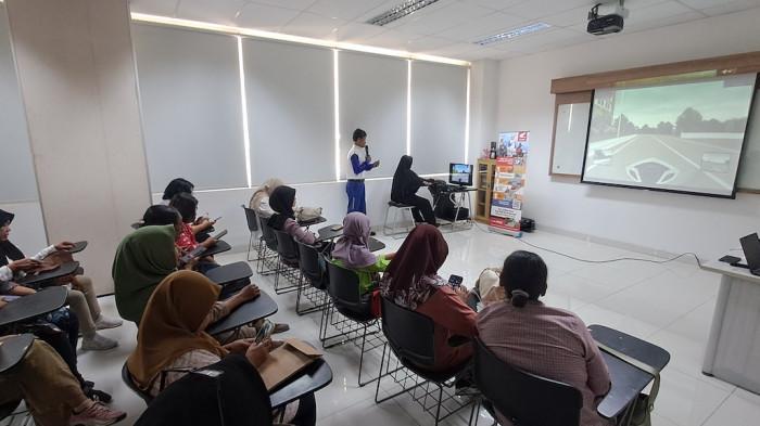 SIMULATOR - Peserta menjajal simulator untuk belajar mengenali potensi bahaya tanpa harus menghadapi risiko secara langsung di jalan raya.