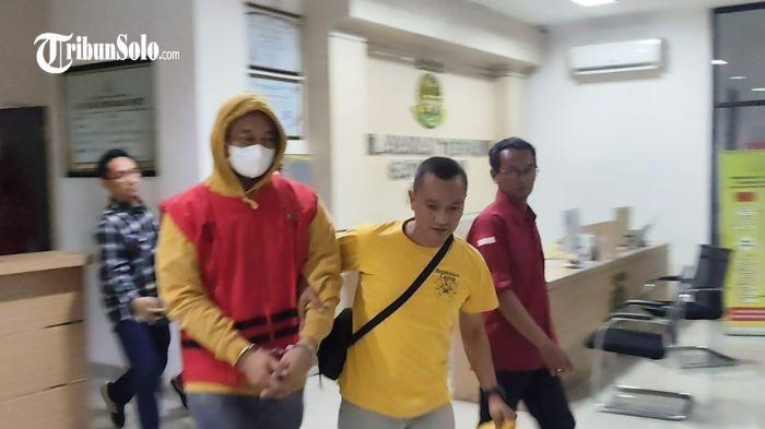 TERSANGKA - Penampakan AM, seorang ASN Pemkab Karanganyar yang ditetapkan tersangka dugaan korupsi penyelewengan retribusi pedagang kaki lima (PKL) di Kabupaten Karanganyar, Rabu (29/4/2026). Penetapan tersangka ini dilakukan setelah penyidik Kejari Karanganyar mengantongi sejumlah alat bukti yang dinilai cukup kuat.