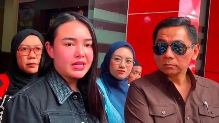 UGAAN PENGGELAPAN - Amanda Manopo dan kuasa hukumnya, Sandy Arifin ketika ditemui di Polres Metro Jakarta Selatan, Rabu (22/7/2026). Amanda Manopo berencana melaporkan eks karyawannya yang diduga melakukan penggelapan senilai Rp3 miliar.