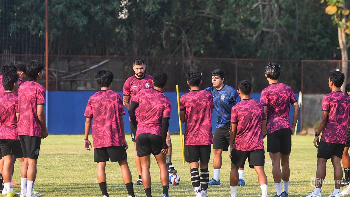 LATIHAN - Pelatih fisik tim Arema FC, Carlos Arlon memimpin latihan di lapangan Dreams Football Pitch, Kecamatan Pakis, Kabupaten Malang, Jumat (3/7/2026). Tim sepakbola Arema FC menggelar latihan perdana di lapangan untuk persiapan menyambut kompetisi Super League 2026-2027. SURYA/PURWANTO