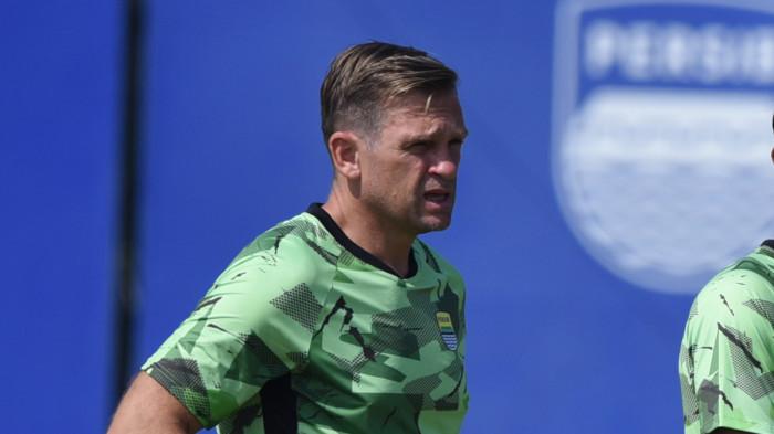 PELATIH PERSIB - Aksi pelatih Persib Bandung, Igor Tolic saat memantau latihan Maung Bandung jelang gelaran Piala Presiden 2026.
