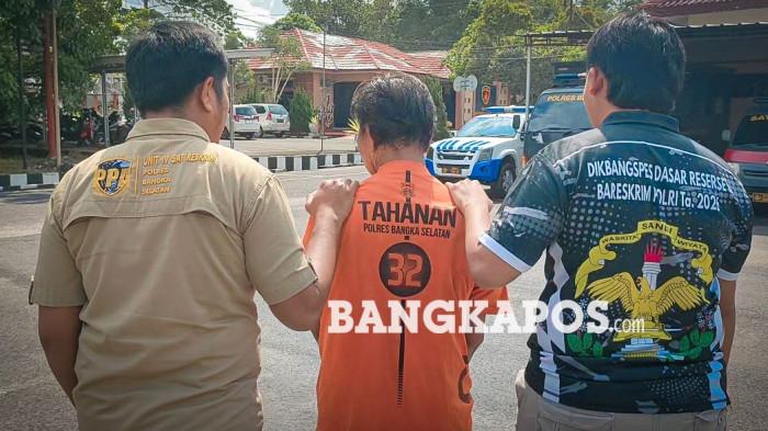 DIGIRING POLISI - KL (46), seorang buruh harian lepas yang merupakan warga Dusun Sungai Gusung, Desa Rias ketika digiring ke ruang Satreskrim Polres Bangka Selatan, Rabu (22/7/2026). KL ditangkap diduga usai melakukan penikaman terhadap anak di bawah umur. 