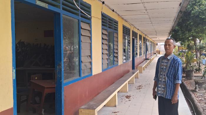 SMA THB PANGKALPINANG – Kepala Sekolah SMKS Muhammadiyah, Karel Martin menunjukkan sejumlah kondisi ruang kelas SMA THB Pangkalpinang yang telah tutup sejak 2020, pada Rabu (22/7/2026) sore.