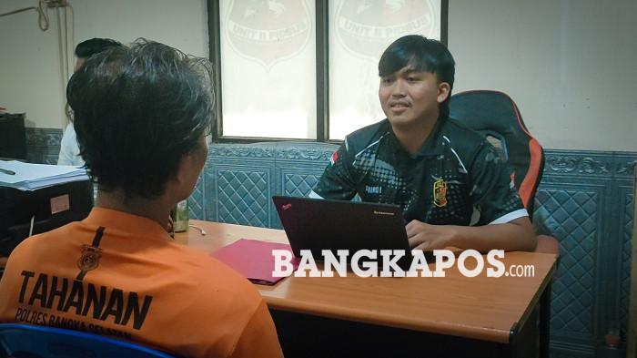 JALANI PEMERIKSAAN – KL (46), seorang buruh harian lepas yang merupakan warga Dusun Sungai Gusung, Desa Rias saat menjalani pemeriksaan di ruang Satreskrim Polres Bangka Selatan, Rabu (22/7/2026). KL ditangkap diduga usai melakukan penikaman terhadap anak di bawah umur.