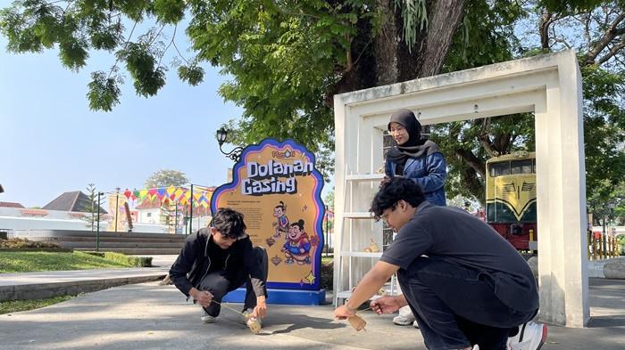 GASING - Salah satu sudut permainan tradisional gasing di festival dolanan anak bertajuk 