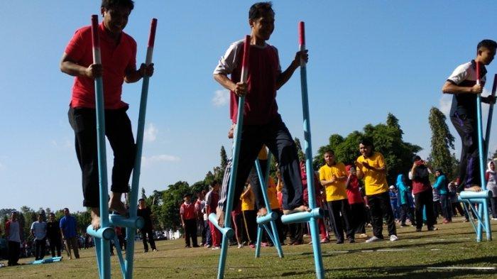 Keceriaan anak-anak di Alkid Yogyakarta mencoba permainan tradisional egrang, Senin (13/7/2020)