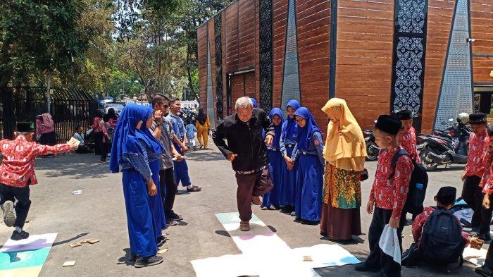 Keseruan permaianan sunda manda atau engklek yang dihadirkan di acara pameran  Museum Tosan Aji Kabupaten Purworejo, Kamis (12/10/2023).