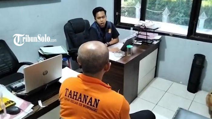 MASIH TERIMA GAJI - JT (55) oknum guru olahraga cabul di Wonogiri saat diperiksa polisi, beberapa waktu lalu. Pelaku pencabulan terhadap sejumlah siswi di salah satu SMP negeri di Kecamatan Wonogiri, Jawa Tengah, itu ternyata masih menerima gaji meski tidak penuh.