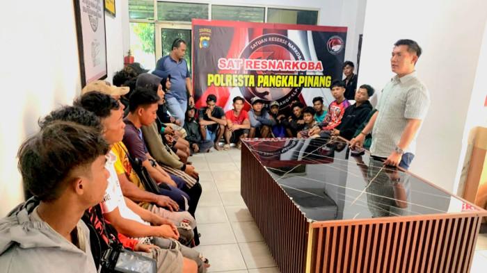 PENAMBANG DIPERIKSA – Penambang yang positif menggunakan narkotika menjalani pemeriksaan di ruang Satresnarkoba Polresta Pangkalpinang, Kamis (23/7/2026).