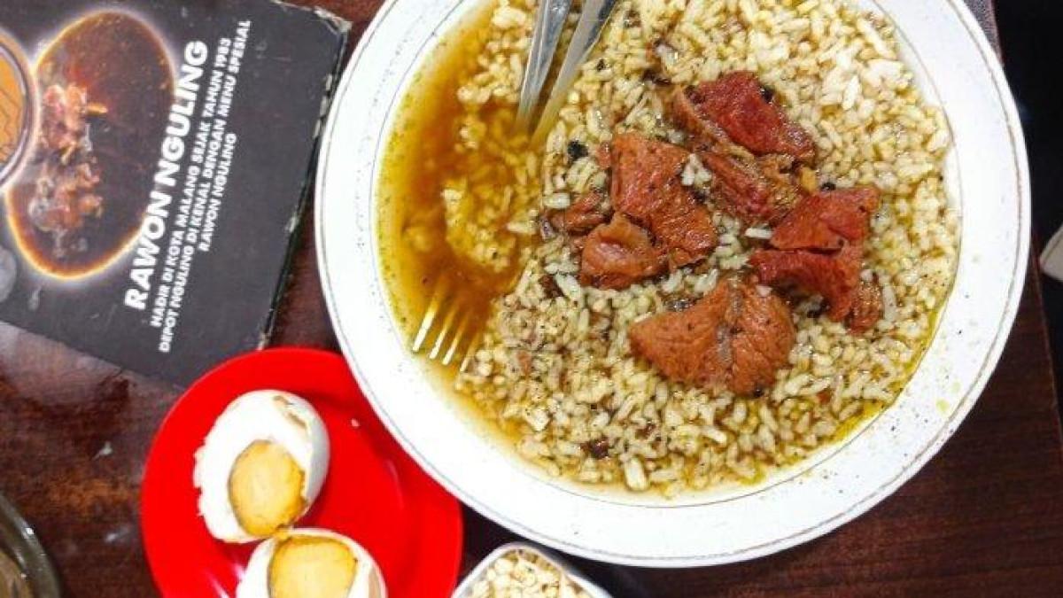 MENU RAWON - dengan telur asin Rawon Nguling di Surabaya, Jawa Timur.