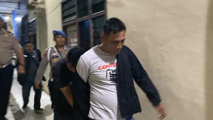 DIGIRING PROPAM - Seorang pria terlihat digiring Propam Polda Jambi polisi berbaret biru, Rabu (22/7/2026) malam. Polda Jambi melakukan pemeriksaan terkait kasus kematian Brigpol Eko Winarso Saputra, anggota Polres Tanjabtim.