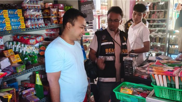 ROKOK ILEGAL - Petugas gabungan tengah menyita roko ilegal yang