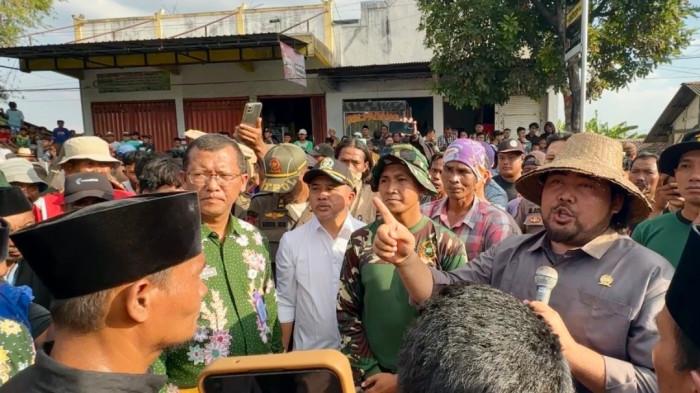 JALUR PANTURA - Warga Desa Alastlogo, Kecamatan Lekok, Kabupaten Pasuruan melakukan aksi di Jalur Pantura Pasuruan - Probolinggo, Kamis (23/7/2026).