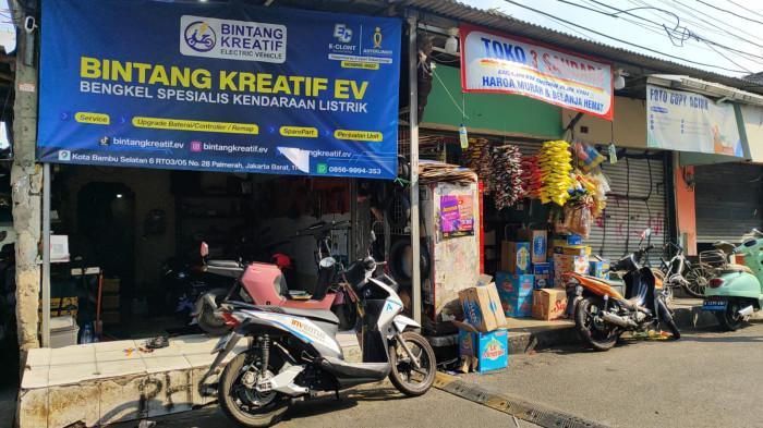 BENGKEL MOLIS - Bengkel motor listrik Bintang Kreatif EV di kawasan Bambu Selatan, Palmerah, Jakarta Barat, Kamis (16/7/2026). 
