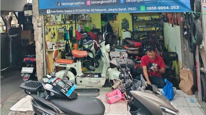 BENGKEL MOLIS - Suasana bengkel motor listrik Bintang Kreatif EV di kawasan Bambu Selatan, Palmerah, Jakarta Barat, Kamis (16/7/2026). 